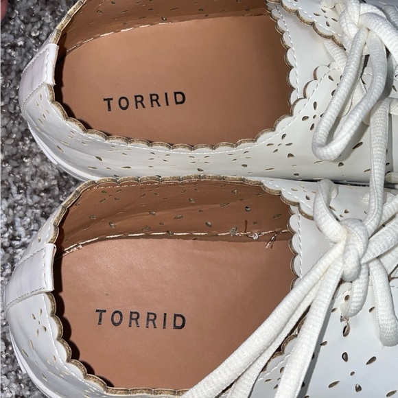TORRID WHITE LASER CUT FAIX LEATHWR SNEAKER SIZE 8W - Picture 3 of 10